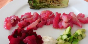 Beitragsbild des Blogbeitrags Gin-gebeizter Saibling mit gegrilltem Salat