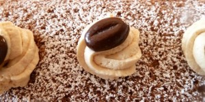 Beitragsbild des Blogbeitrags Schokobiskuitroulade mit Kaffeecreme 
