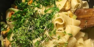Beitragsbild des Blogbeitrags Muscheln in Weißwein-Oberssauce mit Bandnudeln 