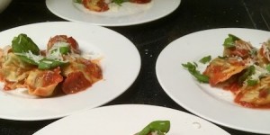 Beitragsbild des Blogbeitrags Agnolotti mit Spinat-Ricotta-Fülle in Paradeissauce