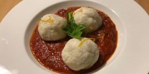 Beitragsbild des Blogbeitrags Ricottaknöderl mit Sugo und Orangenaroma