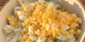 Beitragsbild des Blogbeitrags Spargel-Staudensellerie-Rahm-Salat mit Mimosa-Topping 