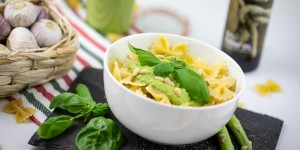 Beitragsbild des Blogbeitrags Frisches Spargel | Basilikum Pesto mit Hanföl