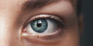 Beitragsbild des Blogbeitrags Hyaluronsäure gegen Augenringe – die Fakten! 