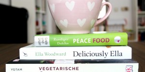 Beitragsbild des Blogbeitrags BUCHTIPPS IM HERBST {FEAT. DELICIOUSLY ELLA, YOTAM OTTOLENGHI & PEACE FOOD}