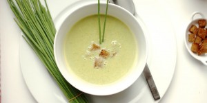 Beitragsbild des Blogbeitrags ESSEN IM HERBST: WÜRZIGES KRÄUTERSÜPPCHEN