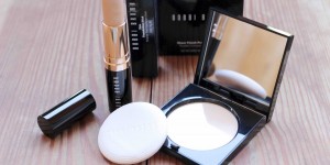 Beitragsbild des Blogbeitrags I LOVE BOBBI BROWN { FOUNDATION STICK UND SHEER FINISH PUDER REVIEW }