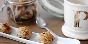 Beitragsbild des Blogbeitrags VEGANE MÜSLI-ENERGIEKUGELN {DER GESUNDE SNACK FÜR ZWISCHENDURCH}