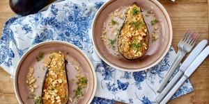 Beitragsbild des Blogbeitrags GEBACKENE AUBERGINE MIT ERDNUSS-SAUCE