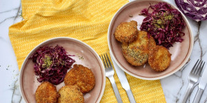 Beitragsbild des Blogbeitrags KÜRBISSCHNITZEL MIT KNACKIGEM KRAUTSALAT 