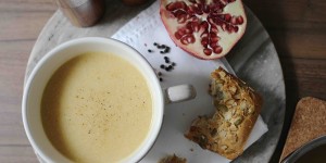 Beitragsbild des Blogbeitrags EINE VEGANE WINTERLIEBE: GORGEOUS PASTINAKE MEETS PRETTY CURRY