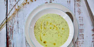 Beitragsbild des Blogbeitrags ENDIVIENSUPPE MIT LEINÖL 