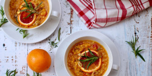 Beitragsbild des Blogbeitrags ROTE LINSEN-BLUTORANGENSUPPE MIT KNOBLAUCHCHIPS 