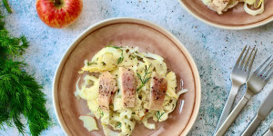 Beitragsbild des Blogbeitrags APFEL-FENCHEL-SALAT MIT RÄUCHERFORELLE  