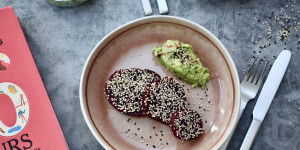 Beitragsbild des Blogbeitrags ROTE RÜBEN SCHNITZEL MIT AVOCADO-DIP