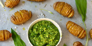 Beitragsbild des Blogbeitrags KNUSPRIGE FÄCHERKARTOFFELN MIT WÜRZIGER BÄRLAUCHBUTTER