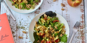 Beitragsbild des Blogbeitrags ROTER LINSEN-BLATTSALAT MIT SELLERIE UND ÄPFELN