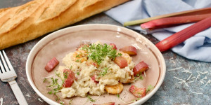 Beitragsbild des Blogbeitrags RHABARBER RISOTTO MIT GARNELEN
