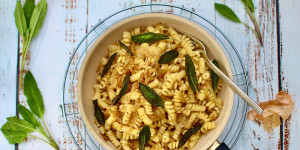 Beitragsbild des Blogbeitrags RÖSTZWIEBEL-PASTA MIT KNUSPRIGEM SALBEI