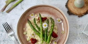 Beitragsbild des Blogbeitrags FRÜHLINGSRISOTTO MIT GRÜNEM SPARGEL