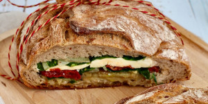 Beitragsbild des Blogbeitrags MEDITERRANES PICKNICKBROT