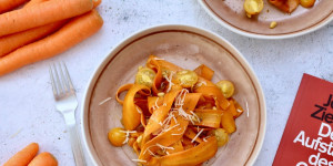 Beitragsbild des Blogbeitrags KAROTTENTAGLIATELLE MIT GARTENTOMATEN