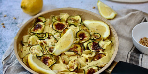 Beitragsbild des Blogbeitrags ZITRONEN-ZUCCHINI-PASTA