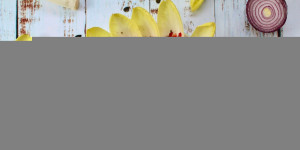 Beitragsbild des Blogbeitrags CHICORRESALAT MIT FRUCHTIGER ERDBEERSALSA