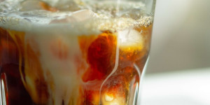 Beitragsbild des Blogbeitrags COLD-BREW-COFFEE MIT KOKOS-EISWÜRFELN  