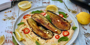 Beitragsbild des Blogbeitrags HUMMUS MIT GEBRATENEN AUBERGINEN UND SALZIGER ZITRONE