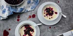 Beitragsbild des Blogbeitrags JOGHURT MIT BLAUBEEREN-ZIMT-KOMPOTT