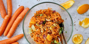 Beitragsbild des Blogbeitrags SPICY KAROTTENSALAT MIT ERDNÜSSEN UND ORANGEN 