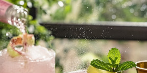 Beitragsbild des Blogbeitrags RHABARBER-LIMONADE: SPRITZIGE GENUSSMOMENTE MIT DEM SAISONALEN STAR