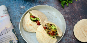 Beitragsbild des Blogbeitrags PERFEKT FÜR PICKNICK: PITA MIT GRIECHISCHEM SALAT