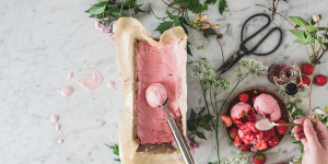 Beitragsbild des Blogbeitrags SOMMERFEELING PUR: ZAUBERHAFTES ERDBEERPARFAIT