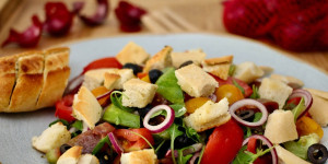 Beitragsbild des Blogbeitrags KNOBLAUCHBROT-SALAT MIT TOMATEN