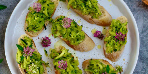 Beitragsbild des Blogbeitrags ZUCCHINI-BRUSCHETTA