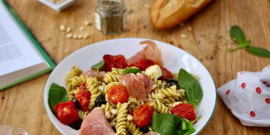 Beitragsbild des Blogbeitrags LAUWARMER PASTA-SALAT MIT OLIVENPESTO UND PROSCIUTTO