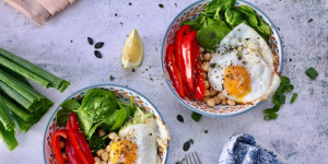 Beitragsbild des Blogbeitrags FRÜHSTÜCKSBOWL MIT SPIEGELEI, KICHERERBSEN UND GEMÜSE