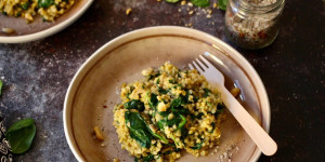 Beitragsbild des Blogbeitrags BUCHWEIZENCURRY MIT SPINAT UND ERDNÜSSEN