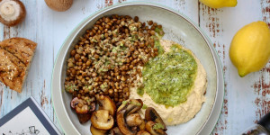 Beitragsbild des Blogbeitrags LINSEN-DELUXE MIT CHAMPIGNONS UND BASILIKUMHUMMUS 