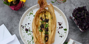 Beitragsbild des Blogbeitrags SPARGEL IM PERGAMENTPAPIER