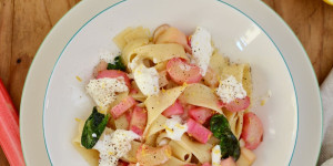 Beitragsbild des Blogbeitrags PASTA MIT RHABARBER & BURRATA  