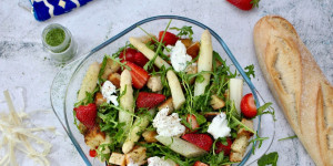 Beitragsbild des Blogbeitrags EINE KÖSTLICHE FUSION: CRUNCHY SPARGEL-BROT-SALAT