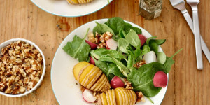 Beitragsbild des Blogbeitrags KNUSPRIGE FÄCHERKARTOFFEL MIT RADIESCHENSALAT