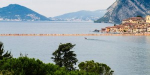 Beitragsbild des Blogbeitrags Ein Besuch bei den Floating Piers am Iseosee