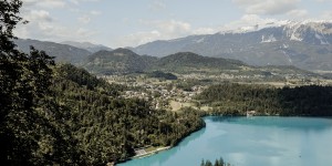 Beitragsbild des Blogbeitrags Zwischen Alpen, Seen, Weinbergen & dem Meer: Roadtrip durch Slowenien 