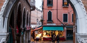 Beitragsbild des Blogbeitrags Mercato di Rialto: Markttag in Venedig