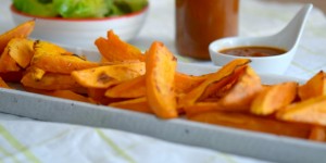 Beitragsbild des Blogbeitrags Ungewöhnlicher Stresskiller: Süßkartoffel-Wedges und Mango-Ketchup