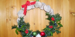 Beitragsbild des Blogbeitrags DIY: Weihnachtlicher Türkranz 